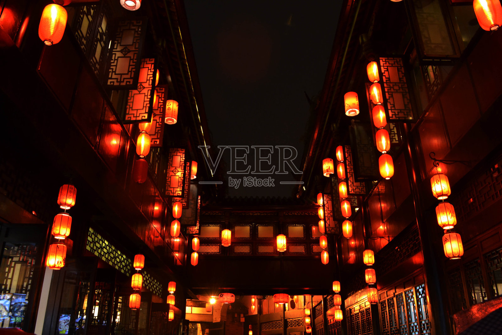 花灯环绕着成都锦里古镇的商店和商店照片摄影图片