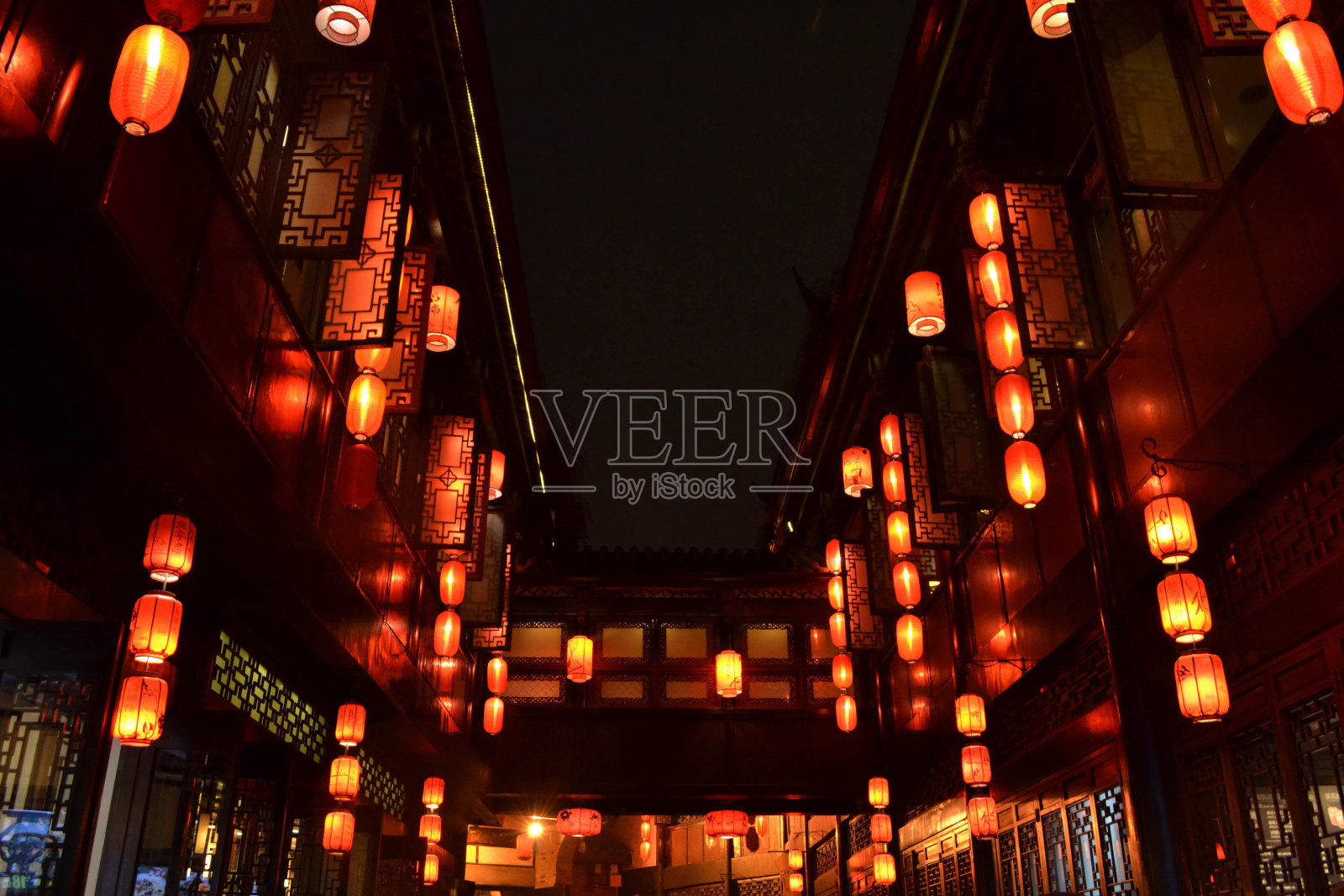 花灯环绕着成都锦里古镇的商店和商店照片摄影图片