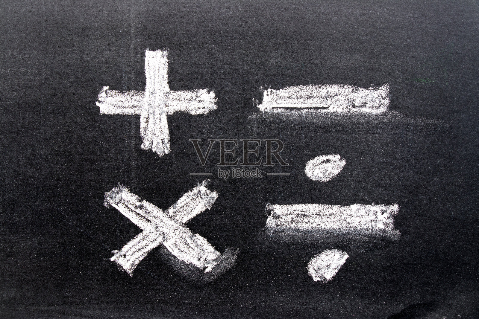 在数学符号形状(加，减，乘，除)在黑板背景上手绘白色粉笔照片摄影图片