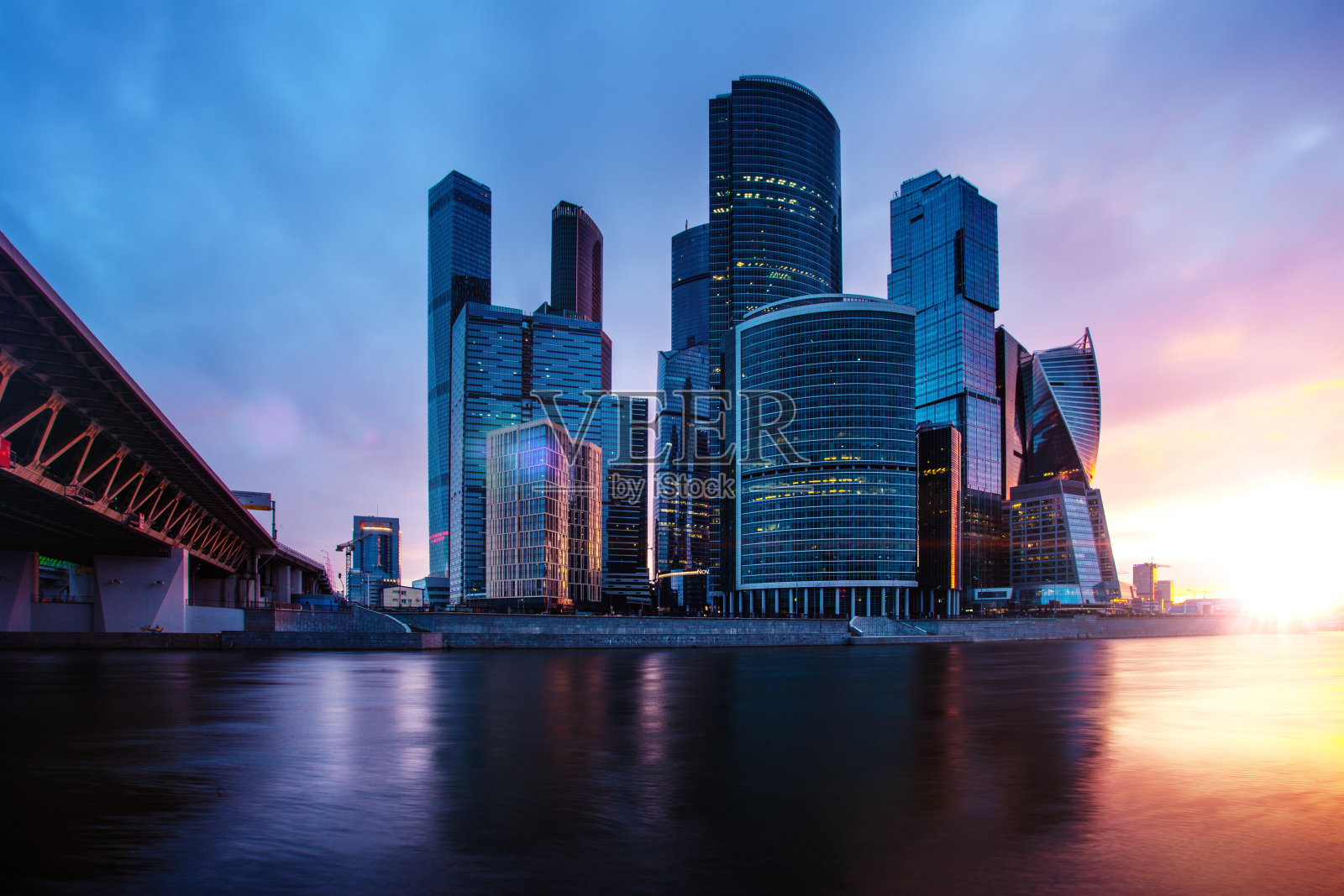 莫斯科河边的现代商业建筑。莫斯科,俄罗斯。照片摄影图片