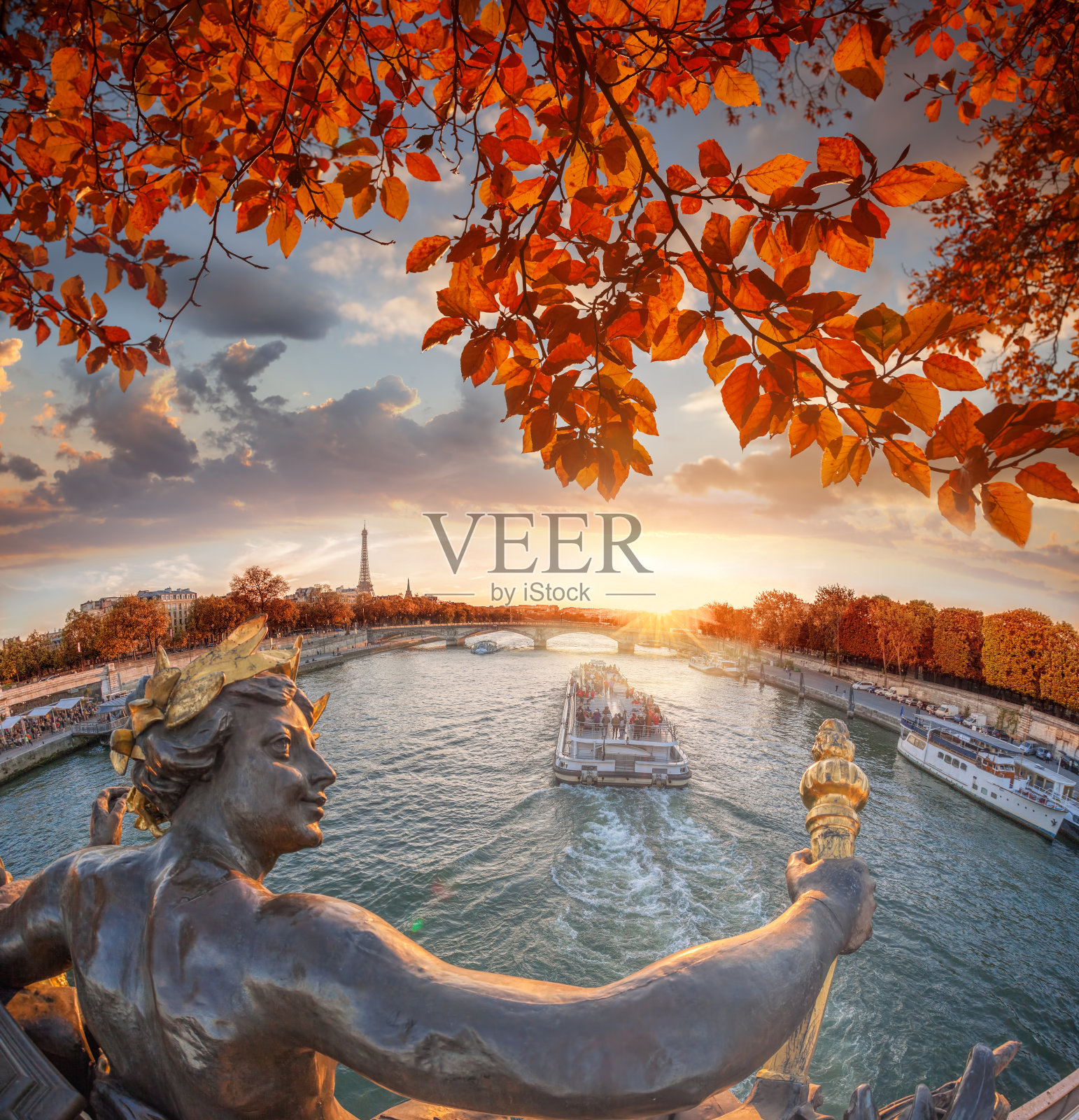 秋叶飘落的巴黎亚历山大三世桥对着埃菲尔铁塔照片摄影图片