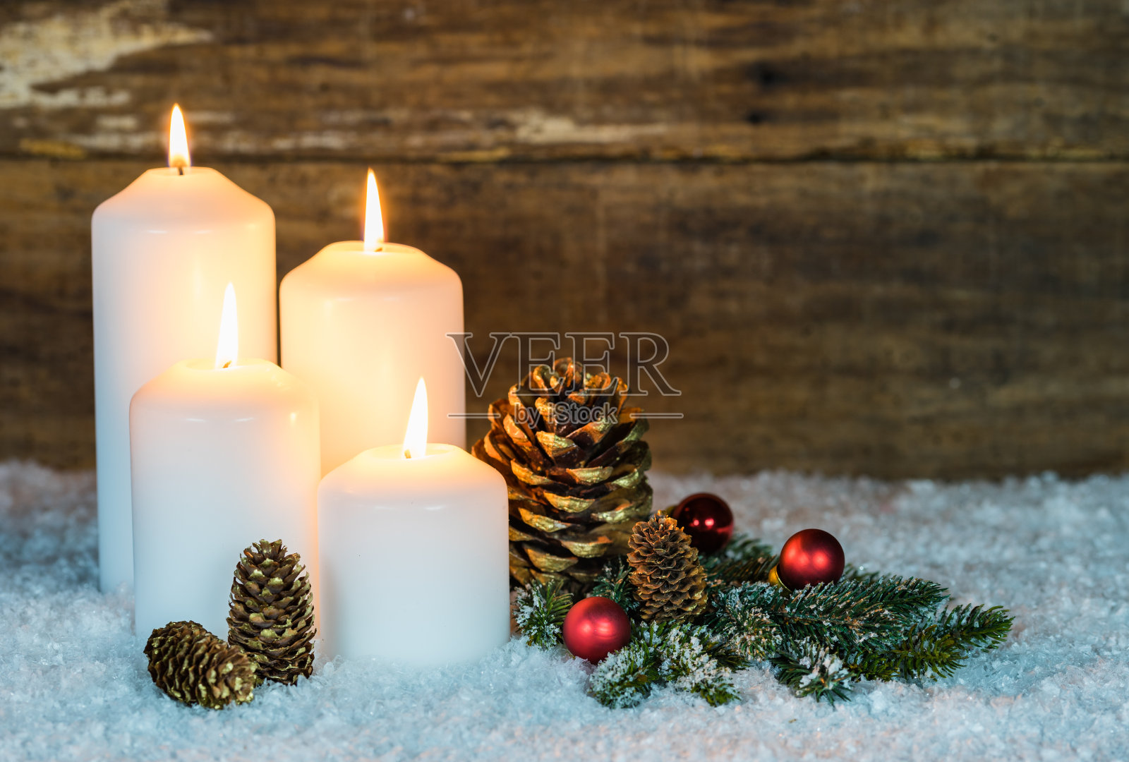 圣诞作文与燃烧的白色蜡烛照片摄影图片