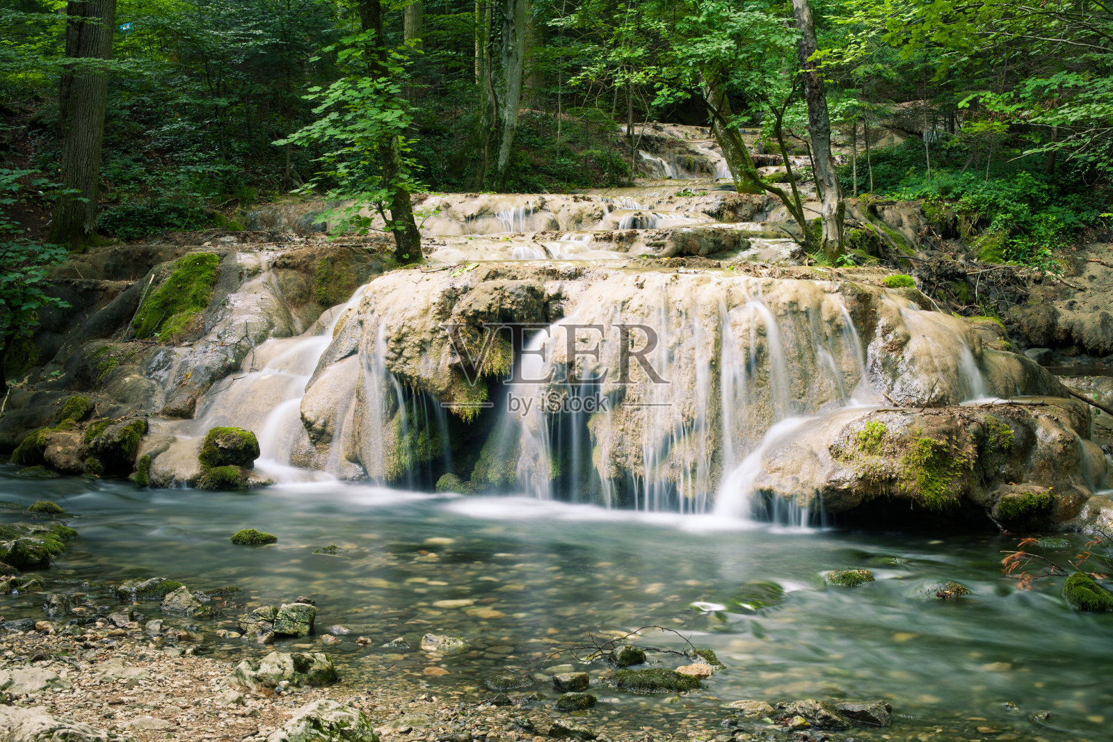 森林里美丽的小溪瀑布照片摄影图片