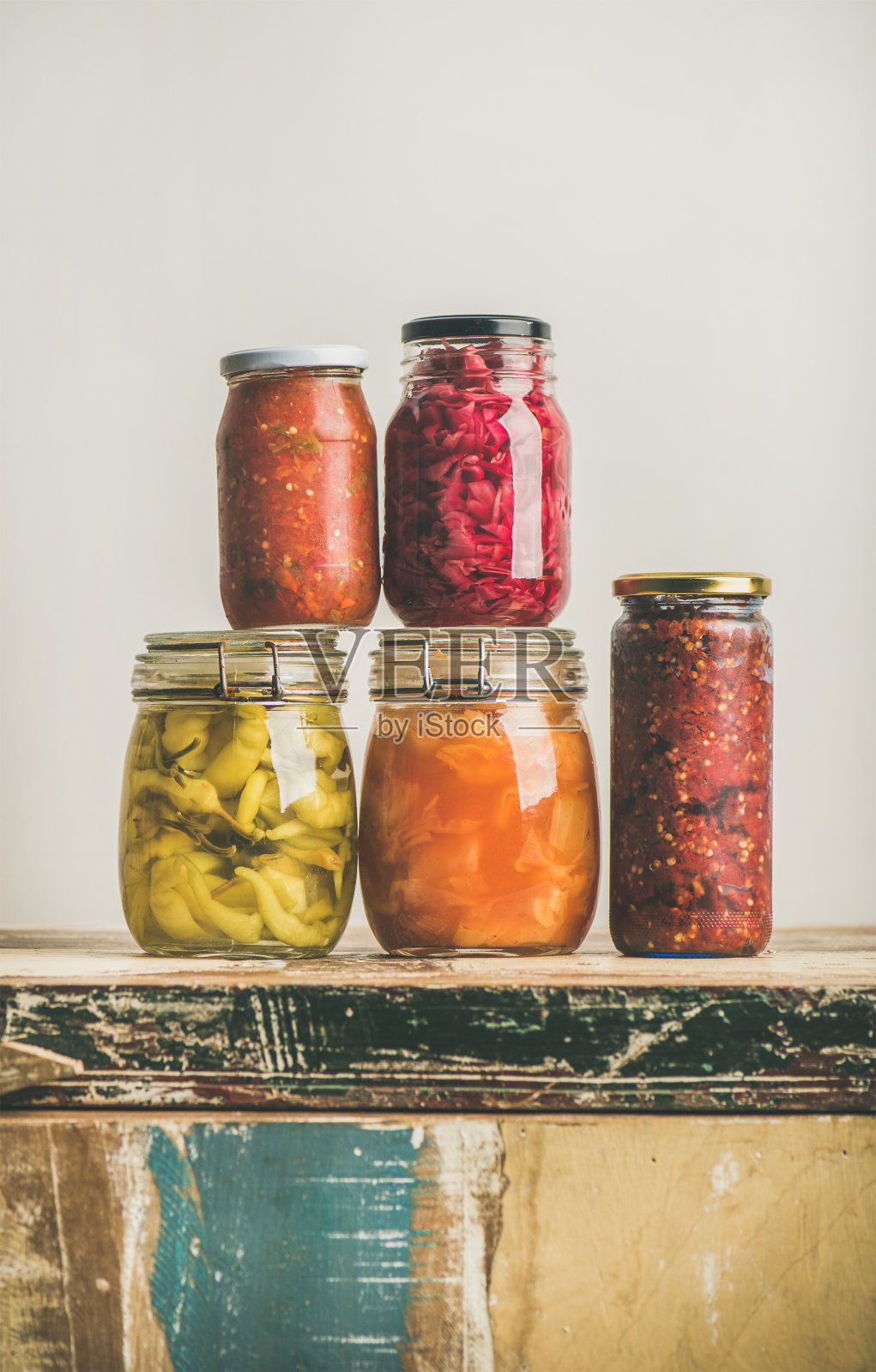 秋季季节腌制或发酵的彩色蔬菜在罐子里照片摄影图片