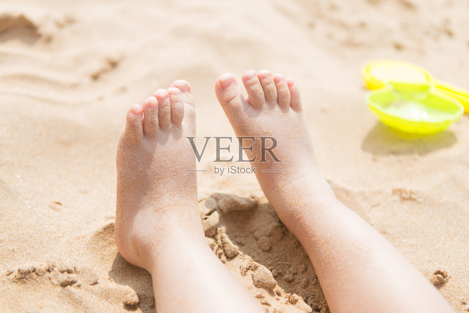 孩子的脚靠近海滩照片摄影图片