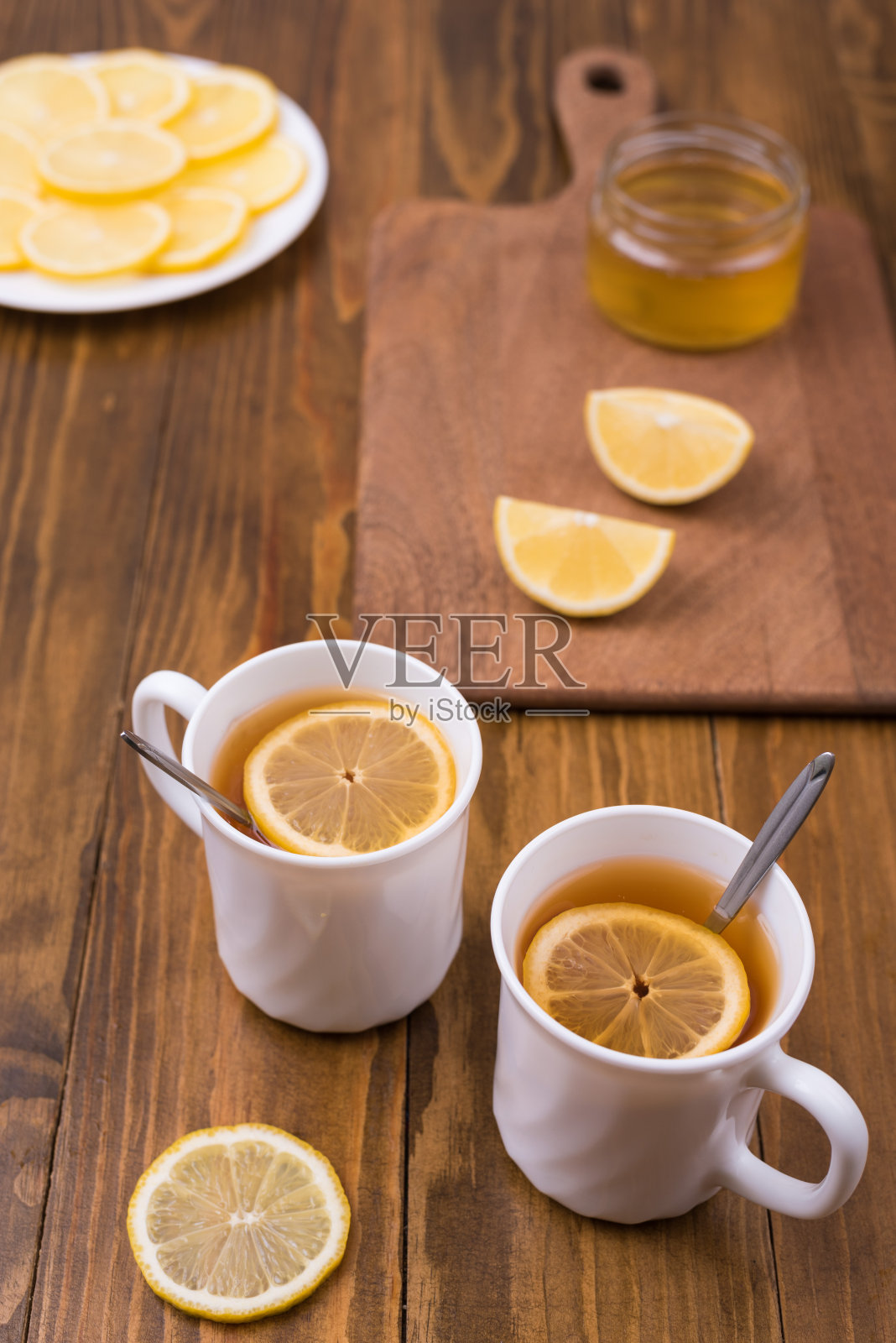 木桌上放着柠檬茶照片摄影图片