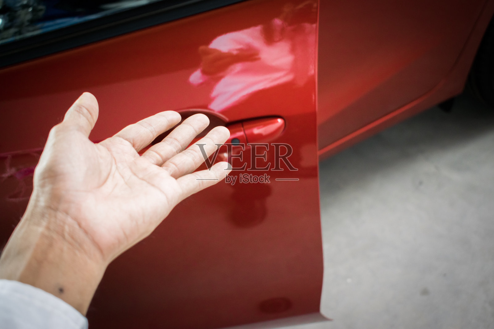 车门把手为红色。使用墙纸或背景运输和汽车图像。照片摄影图片