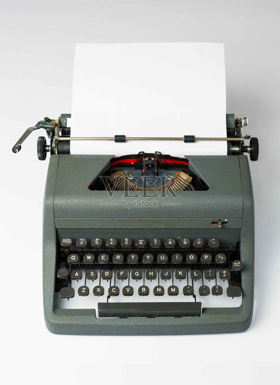 古董打字机在白色背景与纸张透视照片摄影图片