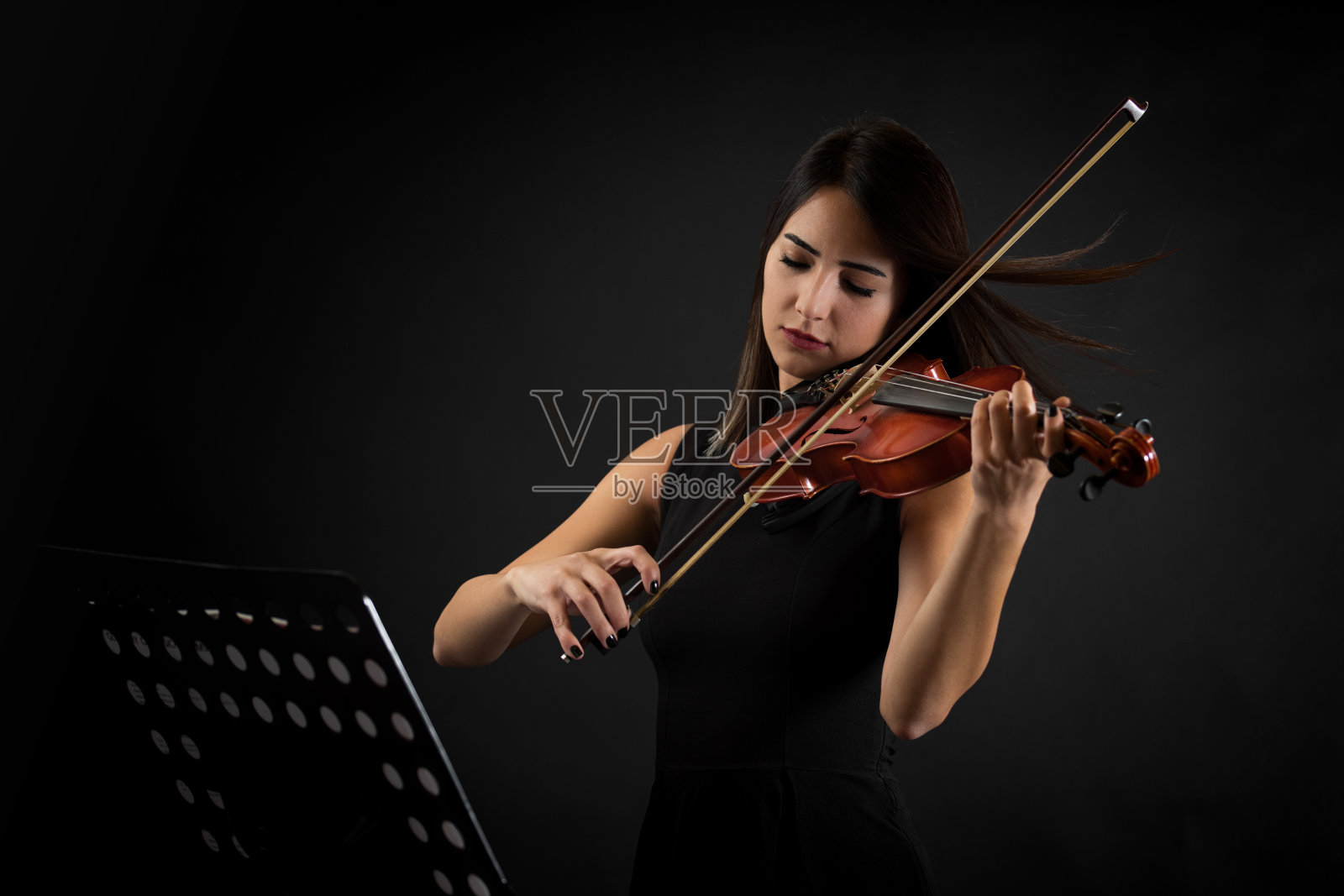 美丽的小提琴家的女人照片摄影图片