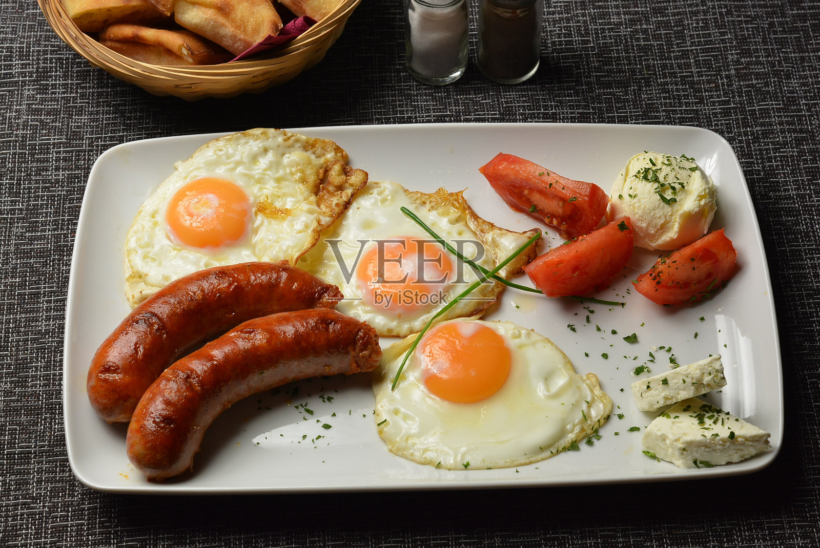 单面煎蛋和香肠早餐照片摄影图片