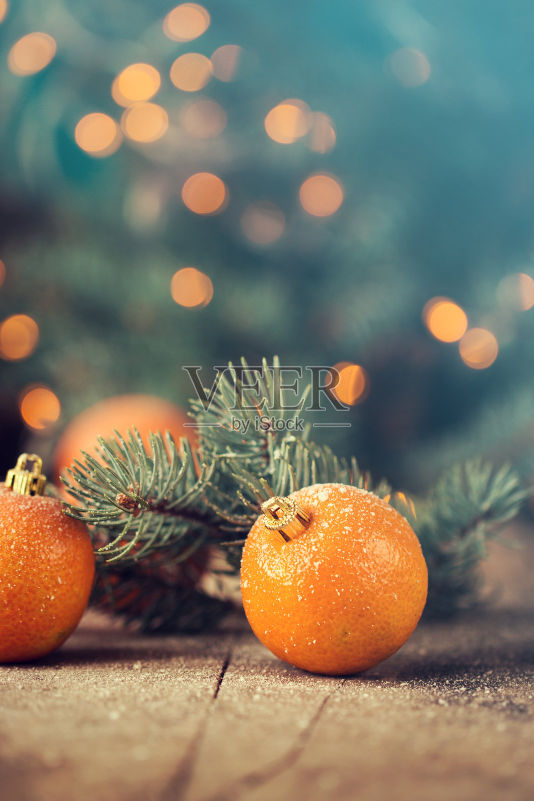 以橘子、冷杉、彩灯、雪花、柏木和雪花为背景的圣诞概念照片摄影图片