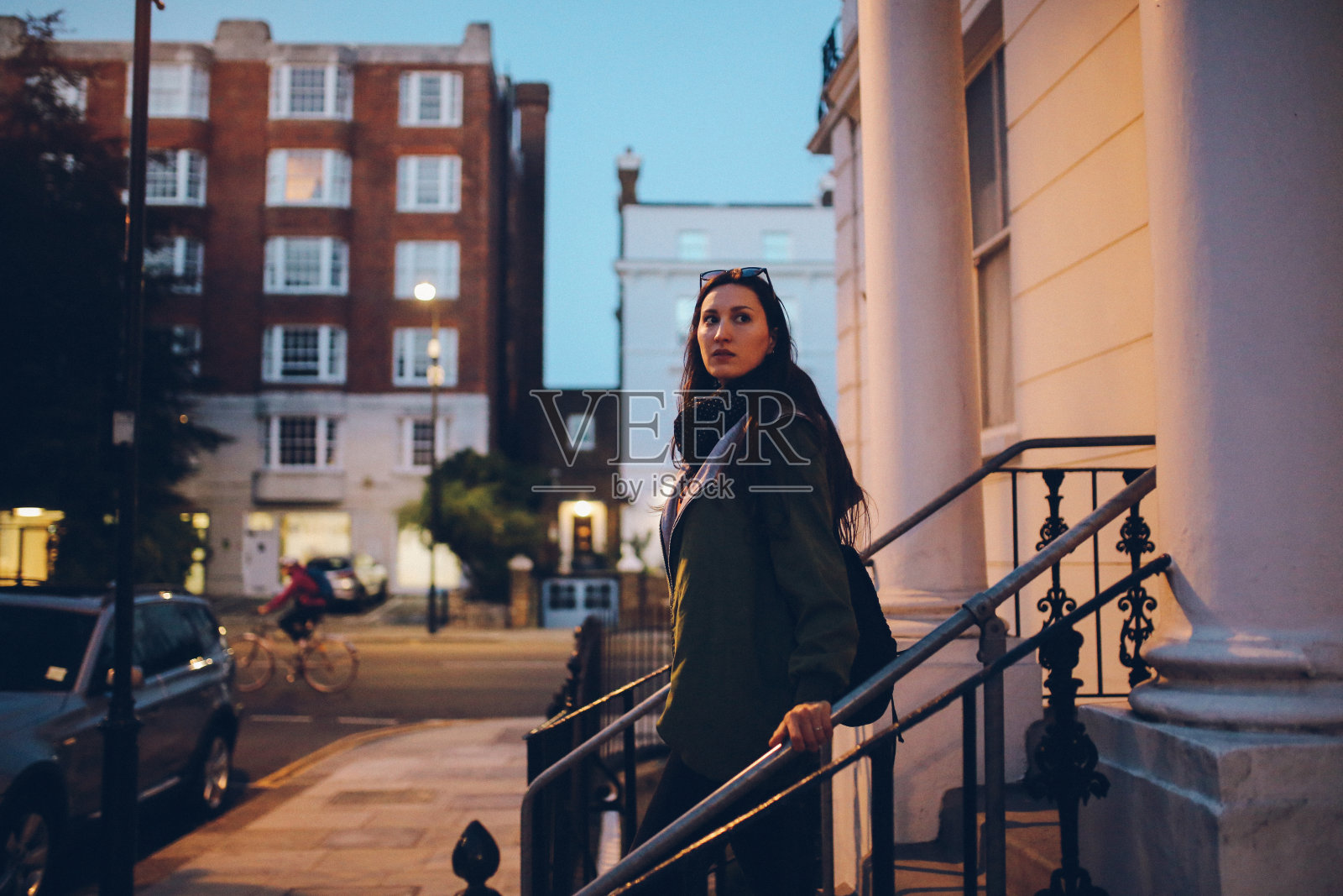 晚上在伦敦西部的一个年轻女子照片摄影图片