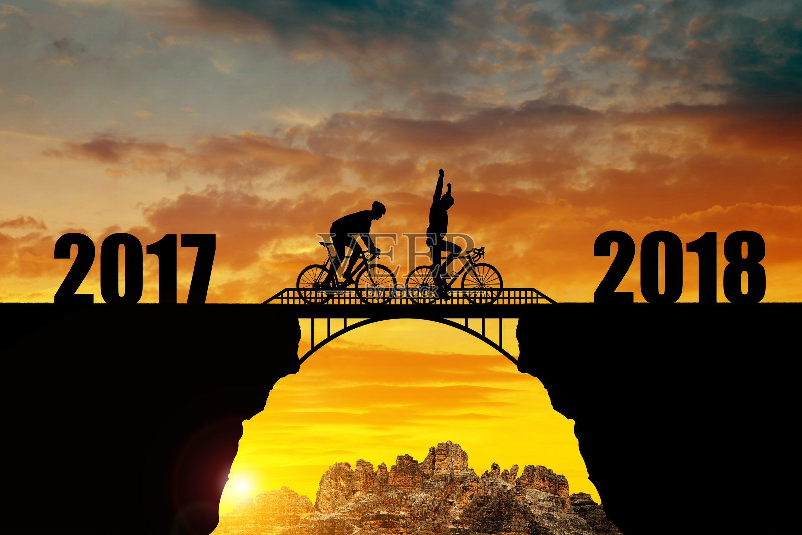 骑自行车的人穿过大桥进入2018年。照片摄影图片