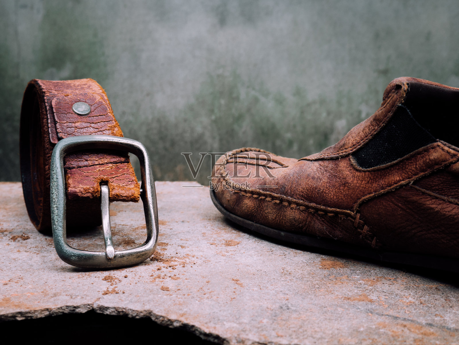 仍然生活旧皮鞋和皮带。它更多的是肮脏和破旧的皮肤。是时候换新鞋或修理了。照片摄影图片