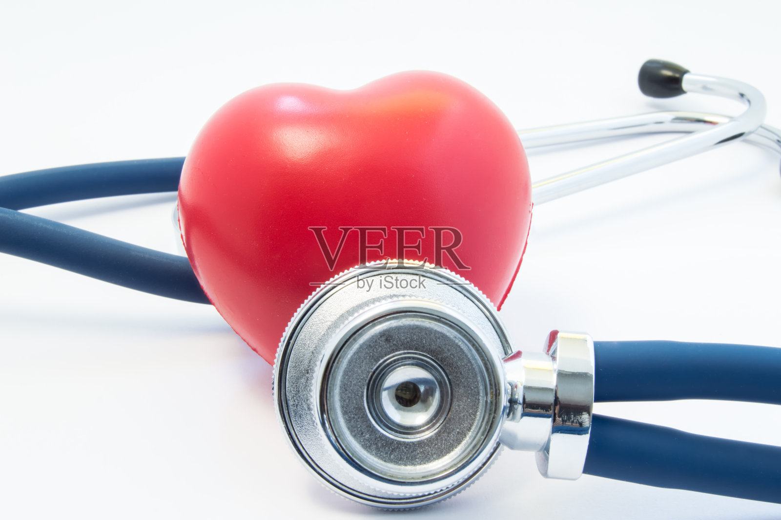 听诊器检查前面的心脏形状并扭转。用于心梗、心律失常、心力衰竭等心脏病的诊断、治疗和预防过程的概念图照片摄影图片