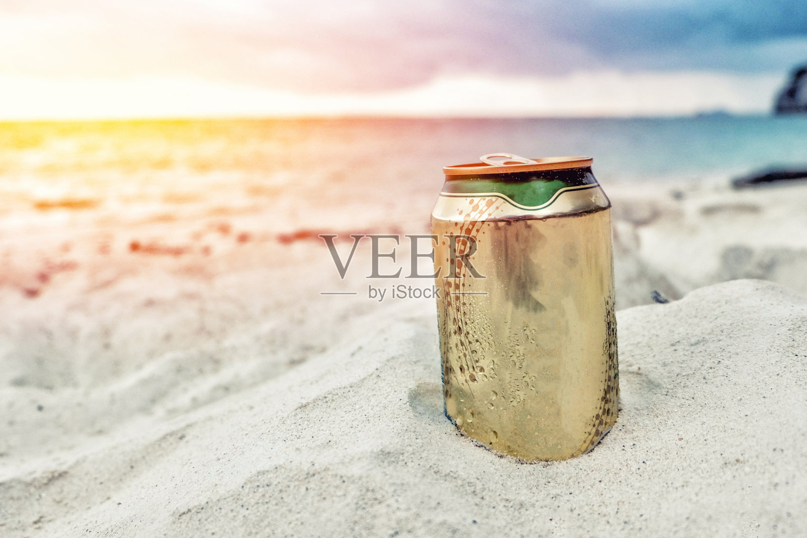 海滩上的啤酒罐照片摄影图片
