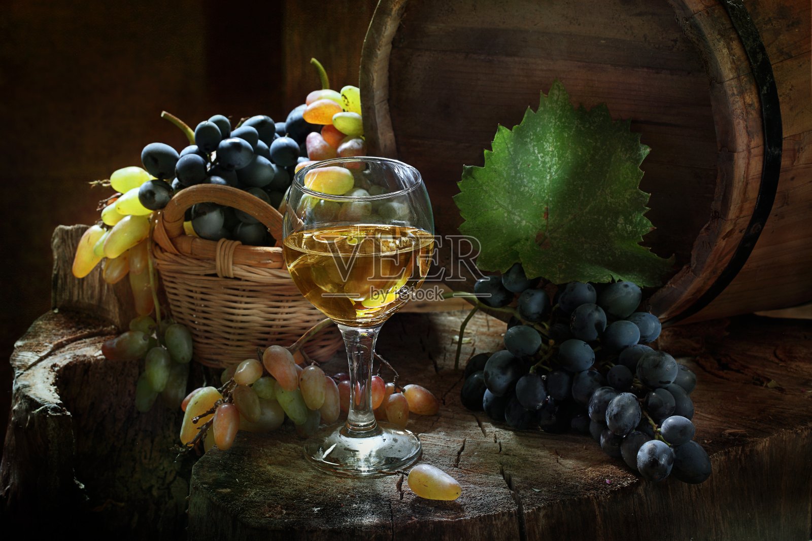 有白葡萄酒和水果的静物照片摄影图片