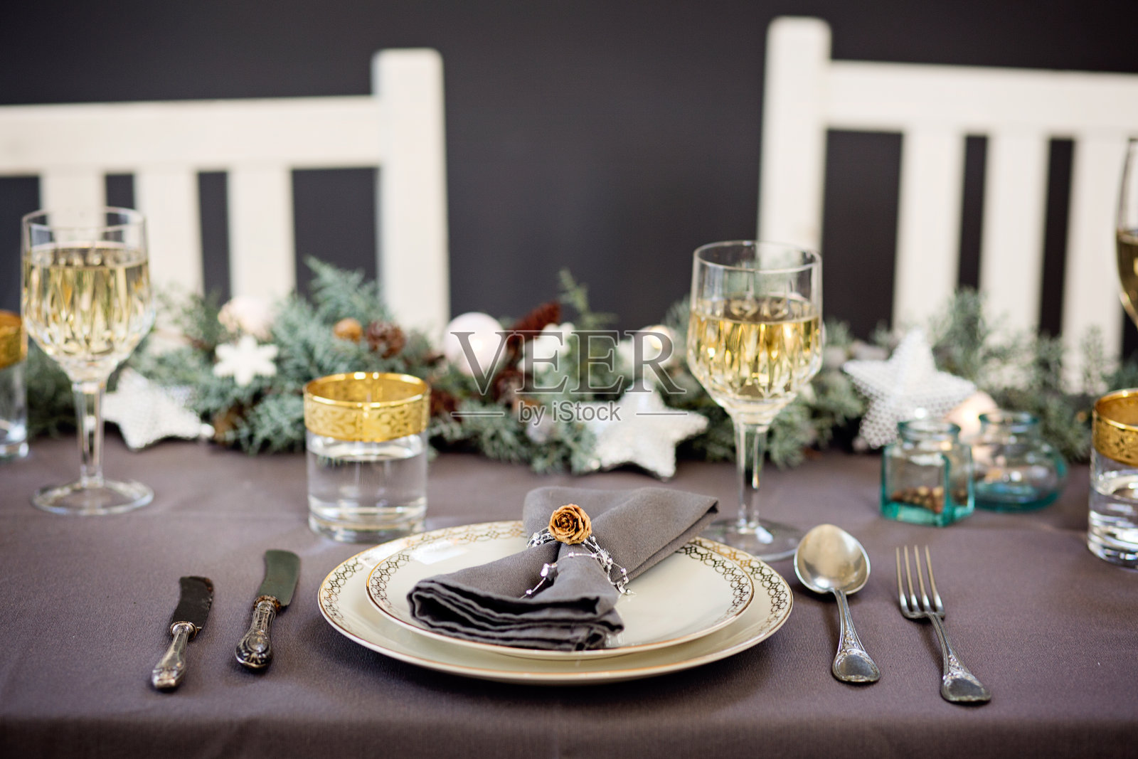 节日庆祝餐桌的设置。蓝色和银色的圣诞餐桌摆设照片摄影图片