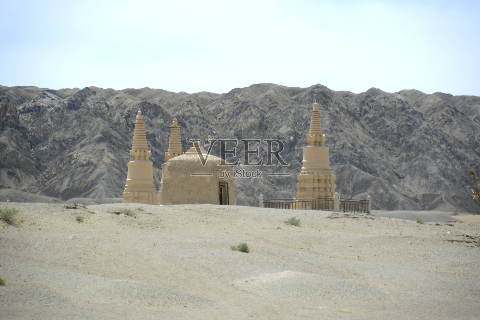 中国甘肃敦煌莫高窟戈壁沙漠中的佛塔照片摄影图片