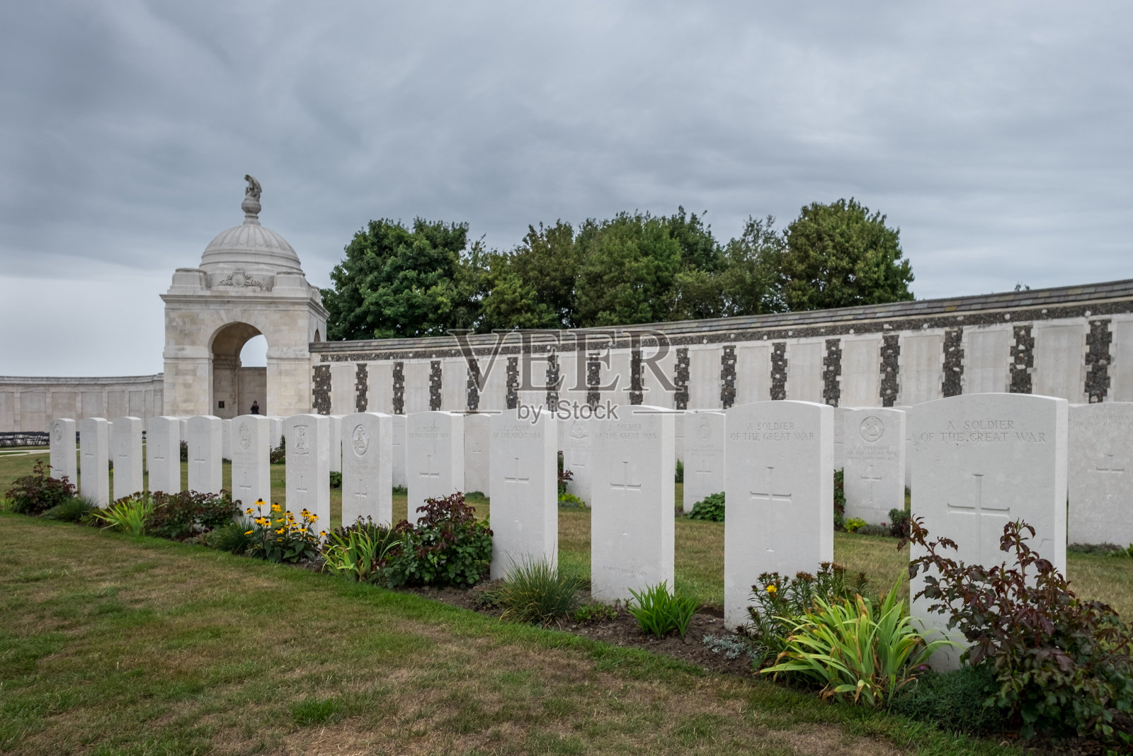 泰恩科特联邦战争公墓的坟墓。照片摄影图片