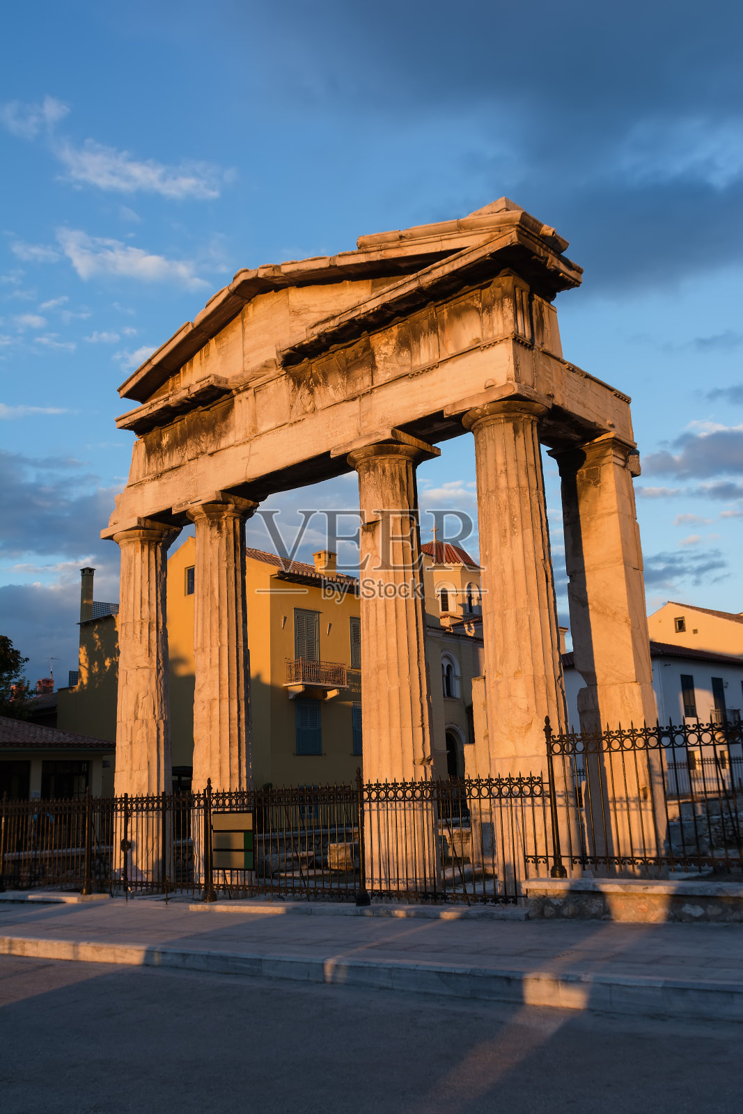 日落时分，希腊雅典，罗马广场上的雅典娜拱门照片摄影图片