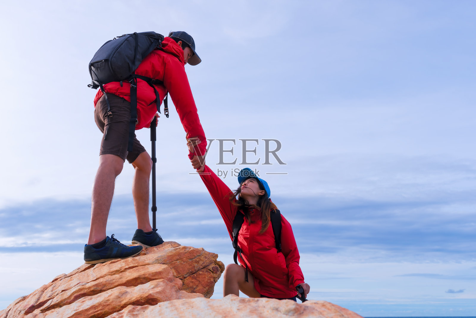 年轻的亚洲夫妇攀登。照片摄影图片