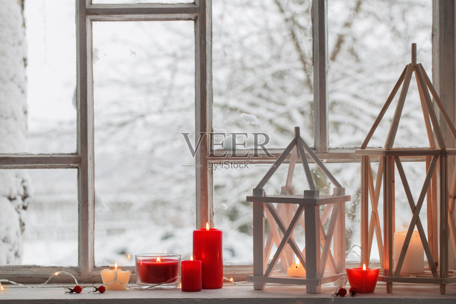 窗台上的木灯，背景是冬天的风景照片摄影图片