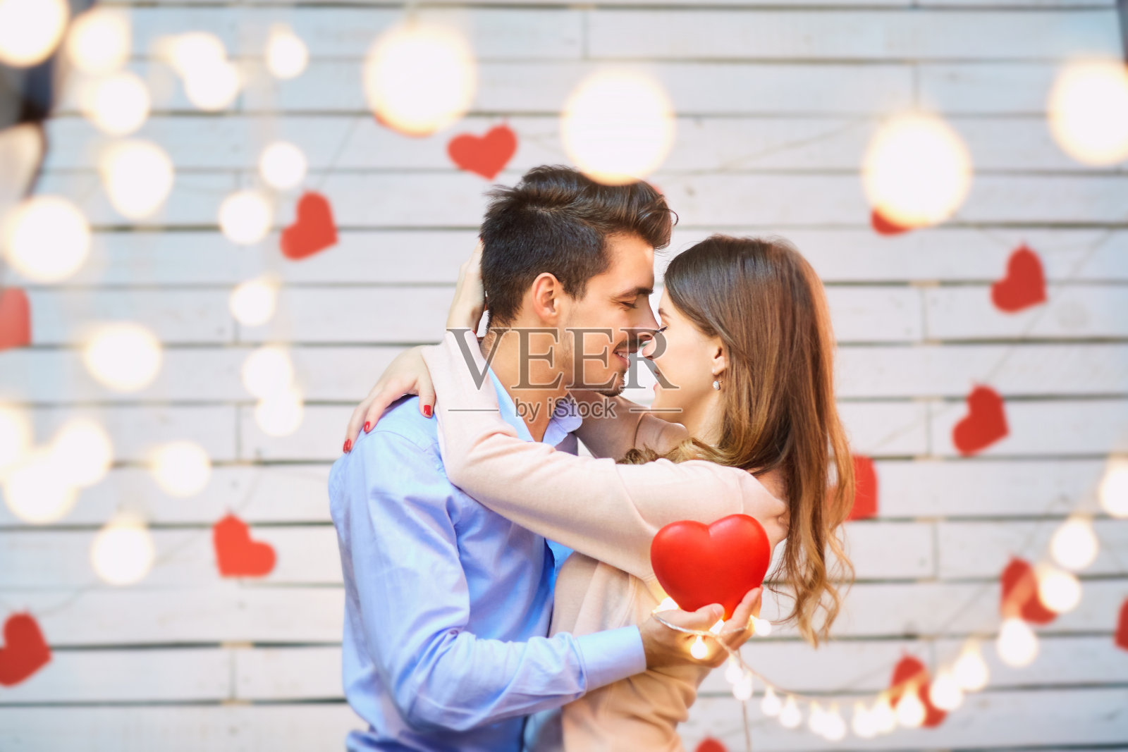 年轻情侣在情人节。照片摄影图片