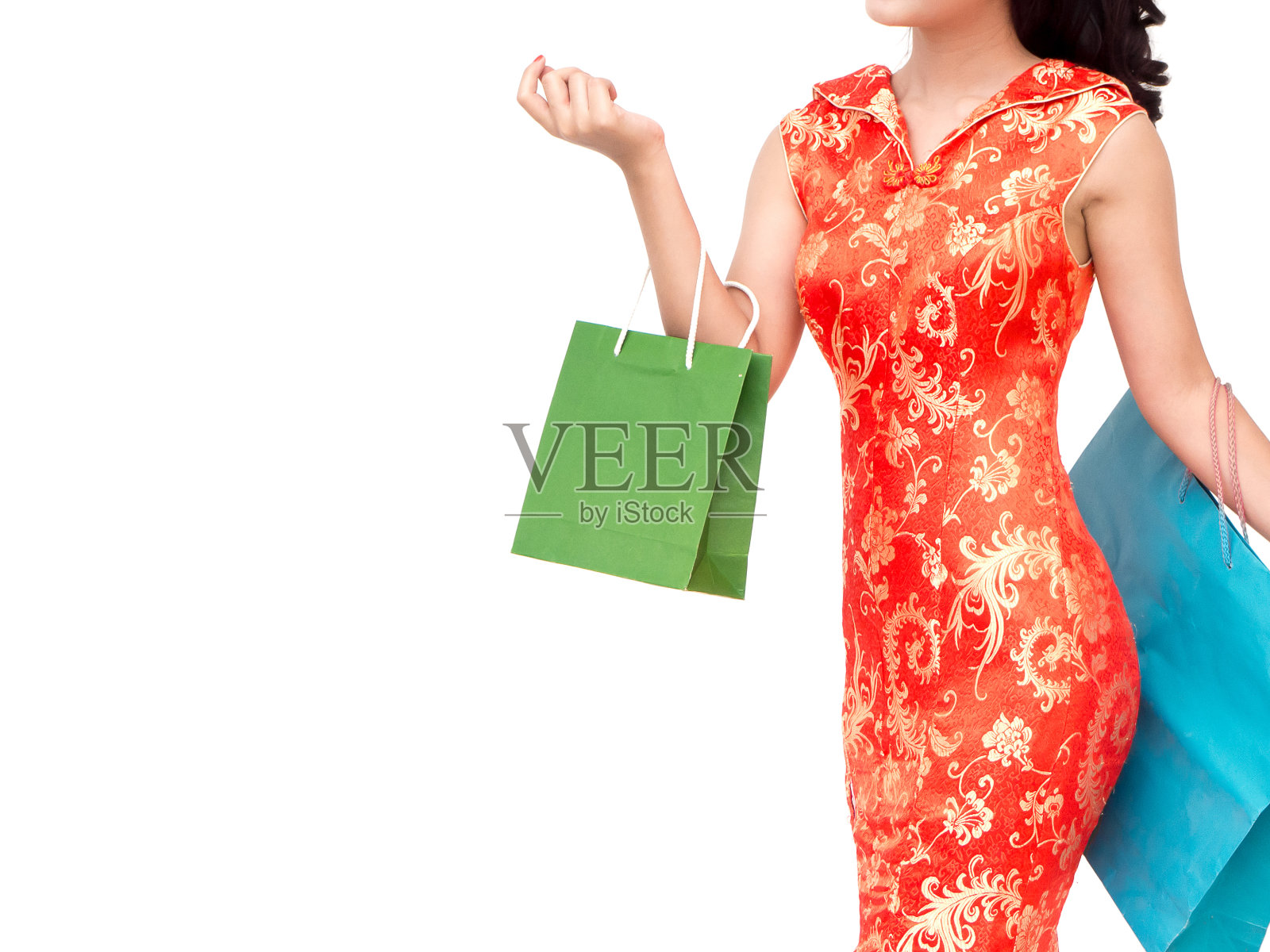 农历新年亚洲女性概念，孤立的亚洲女性穿着红色连衣裙(旗袍)拿着购物袋照片摄影图片