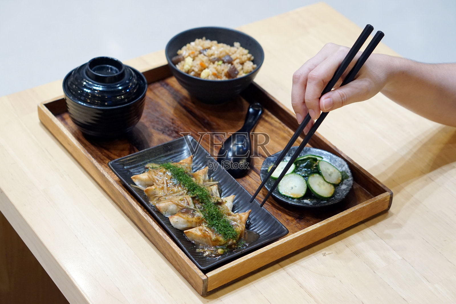 自制饺子——日本煎饺，猪肉配蘑菇和紫菜片，配米饭，味噌汤和泡菜。照片摄影图片