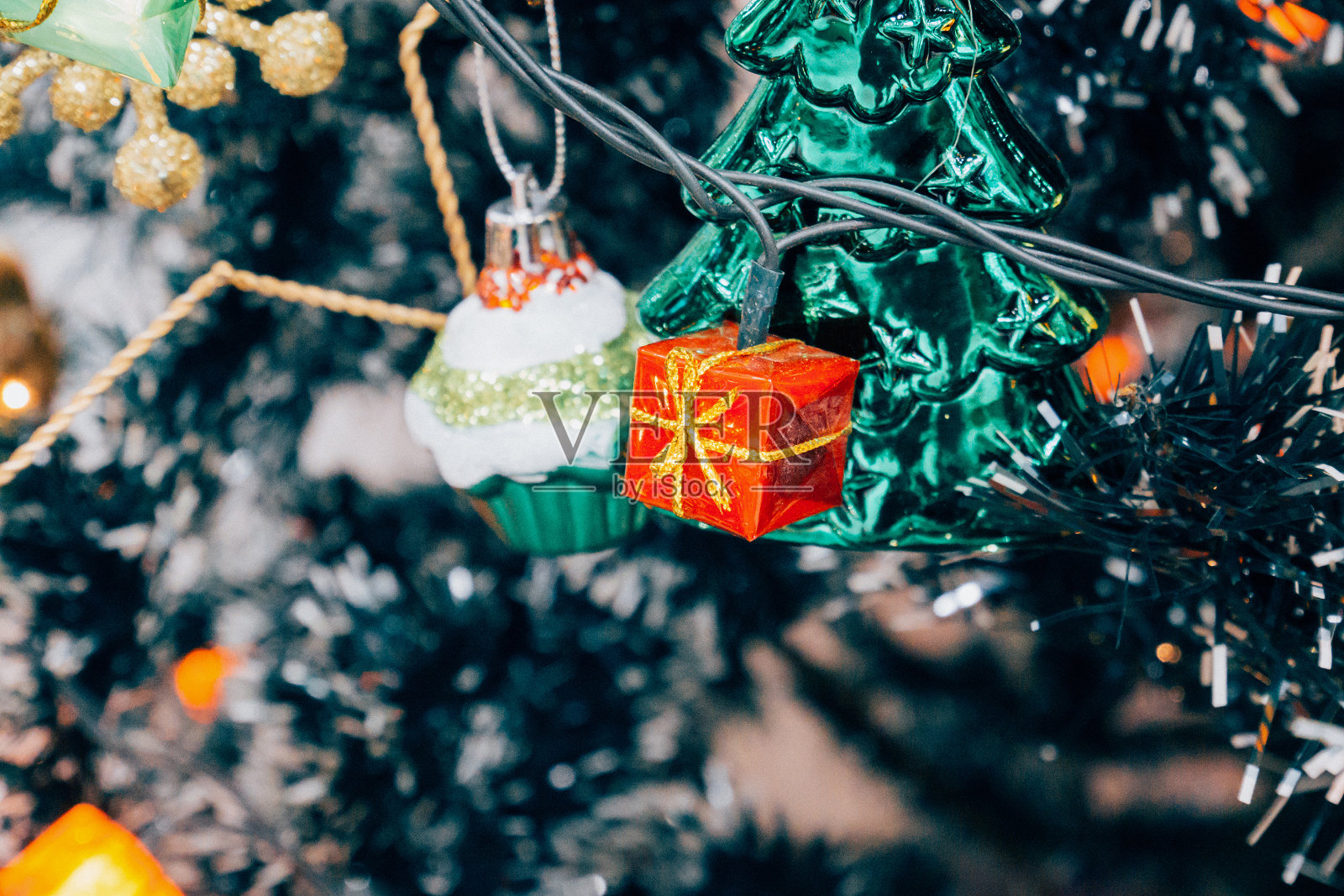 装饰在圣诞树上的礼盒灯照片摄影图片