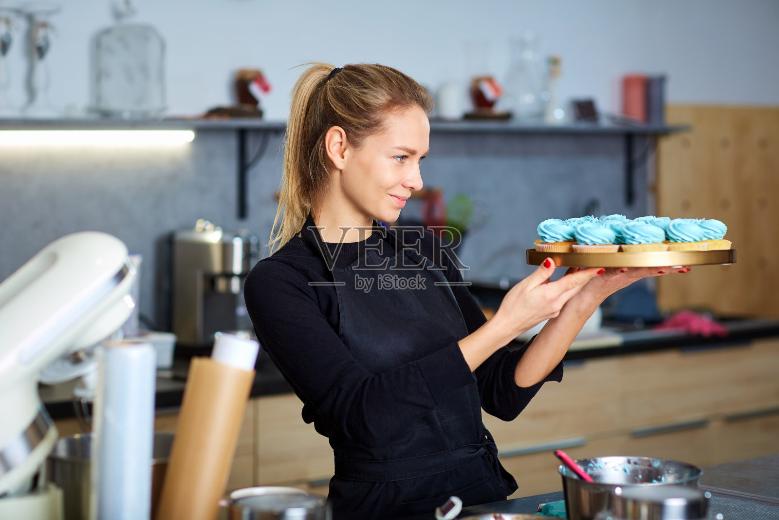 国外美食家制作蛋糕美食摄影图片