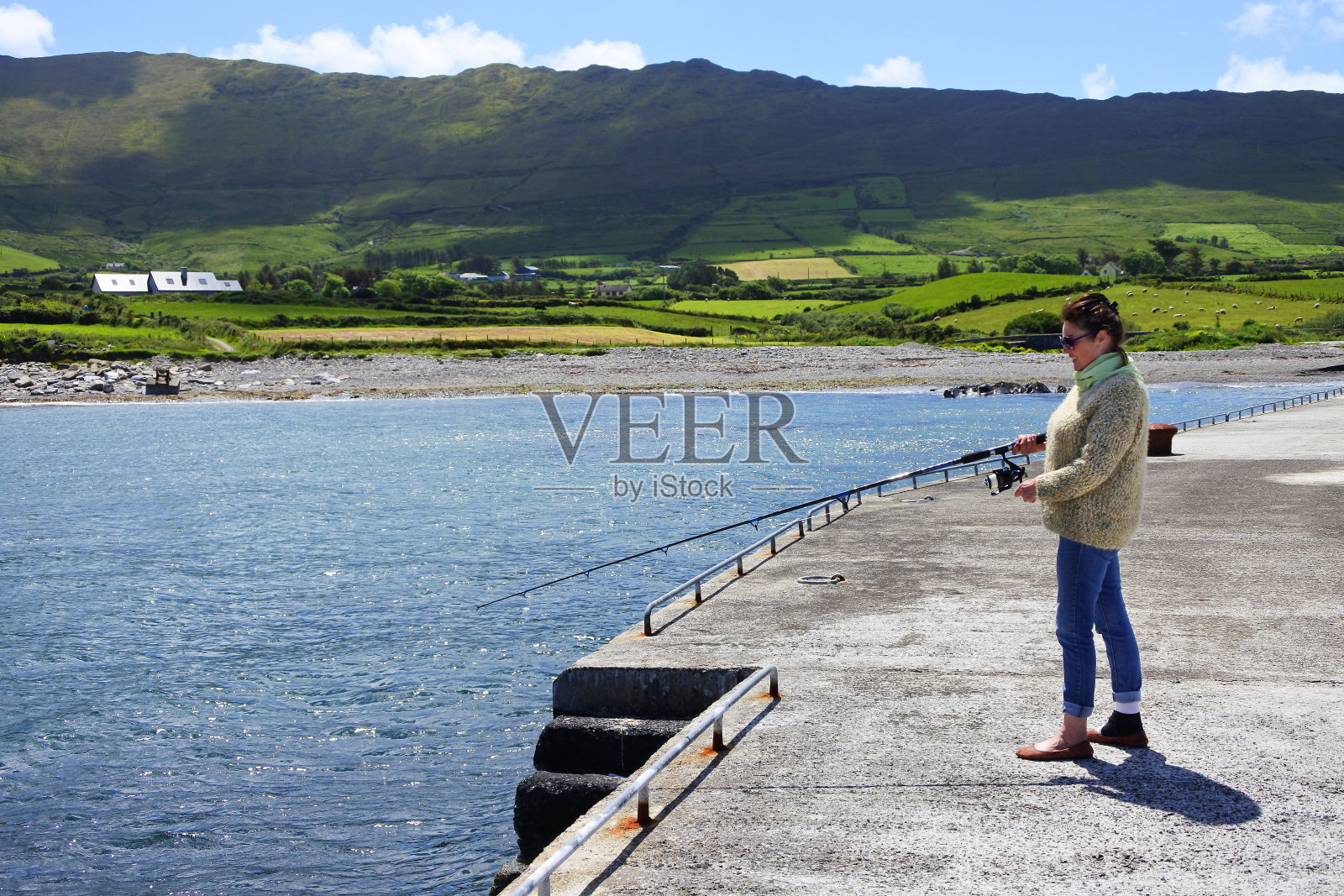 爱尔兰的码头钓鱼照片摄影图片