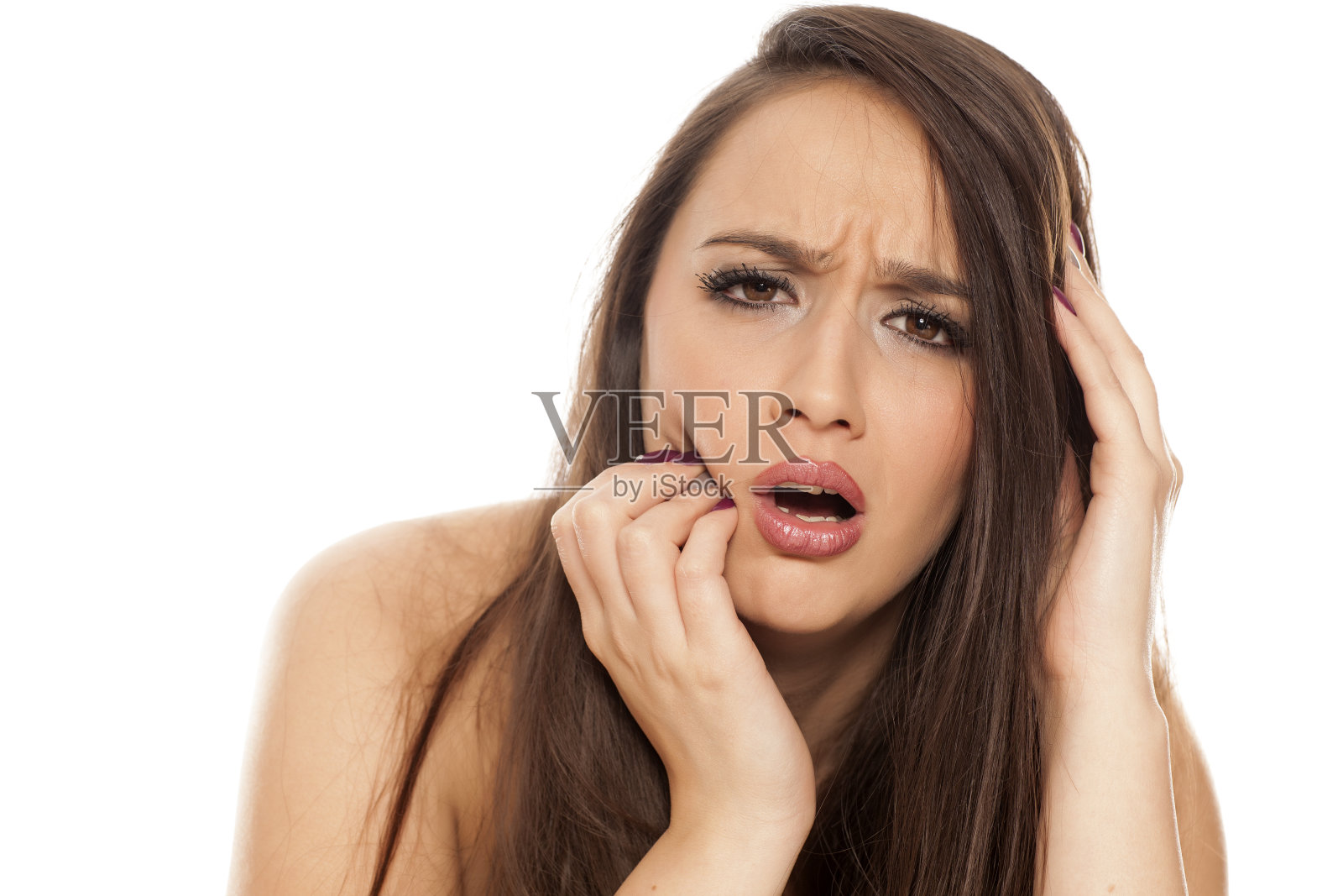 一个年轻的女人与强烈的牙齿疼痛在白色的背景照片摄影图片