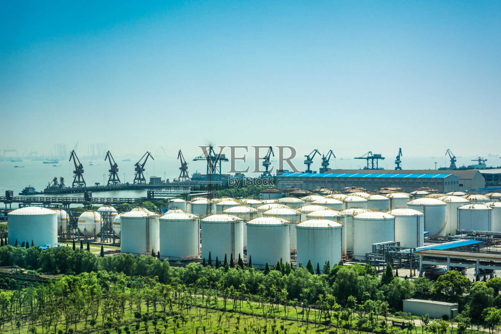 蓝天映衬下的炼油厂照片摄影图片
