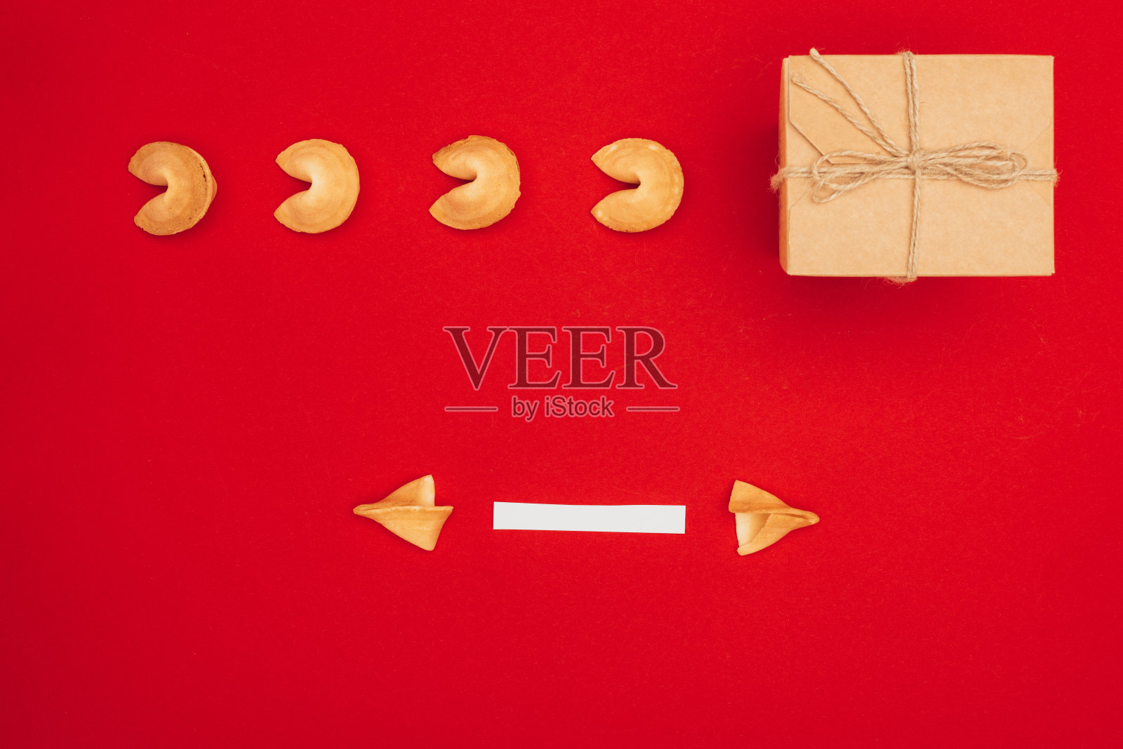 俯视图的中国幸运饼干和一个打开和手工礼盒，中国新年的概念插画图片素材