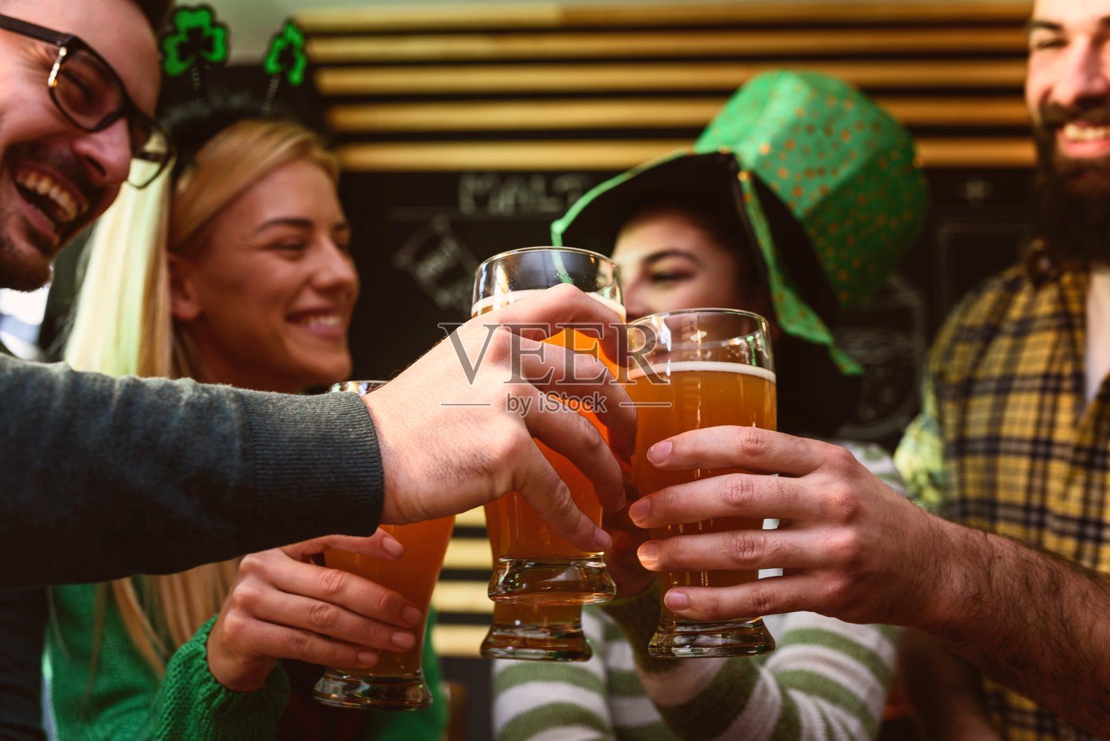 一群朋友在啤酒酒吧庆祝圣帕特里克节照片摄影图片