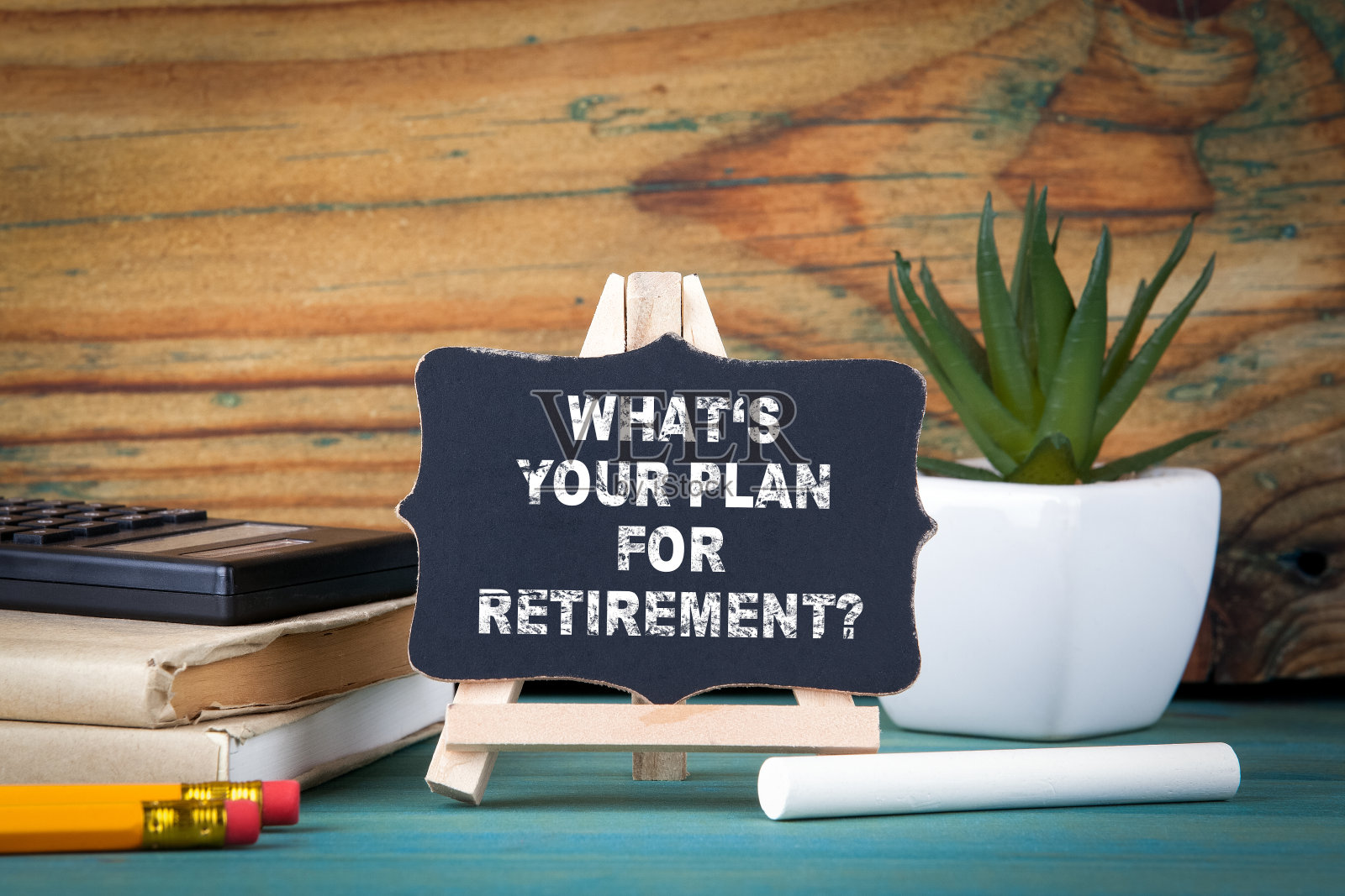 你的退休计划是什么?小木板和粉笔在桌子上照片摄影图片