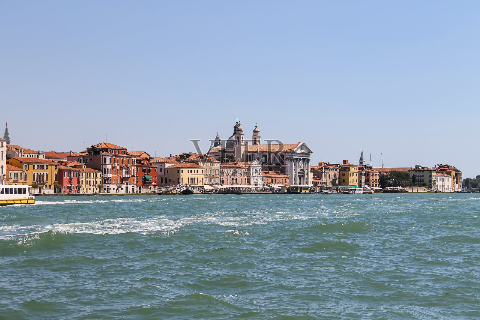 从意大利的Giudecca运河俯瞰威尼斯照片摄影图片