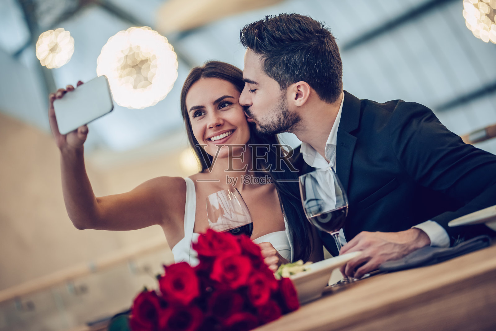 餐厅浪漫情侣照片摄影图片