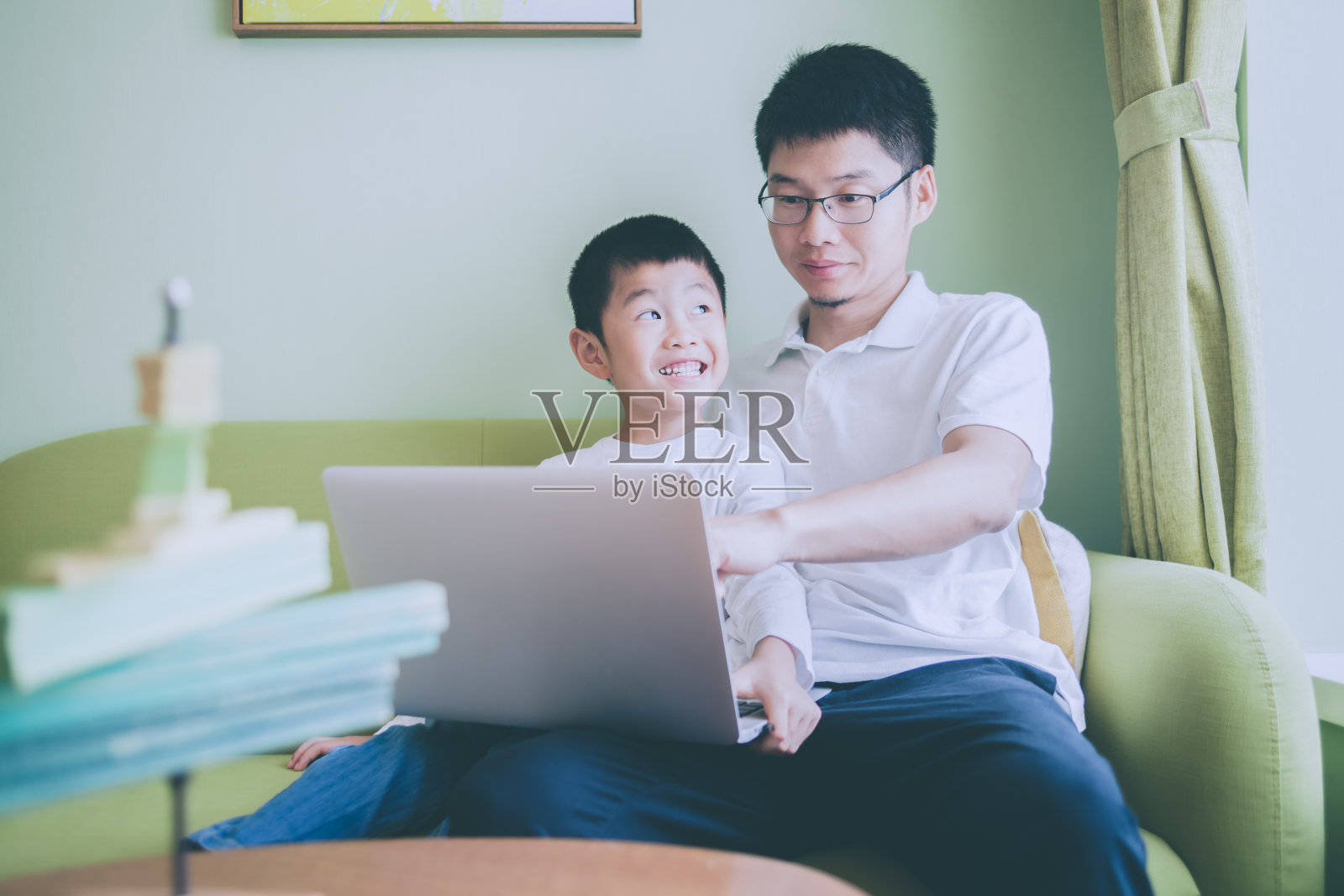 父亲和儿子在家里使用电脑照片摄影图片