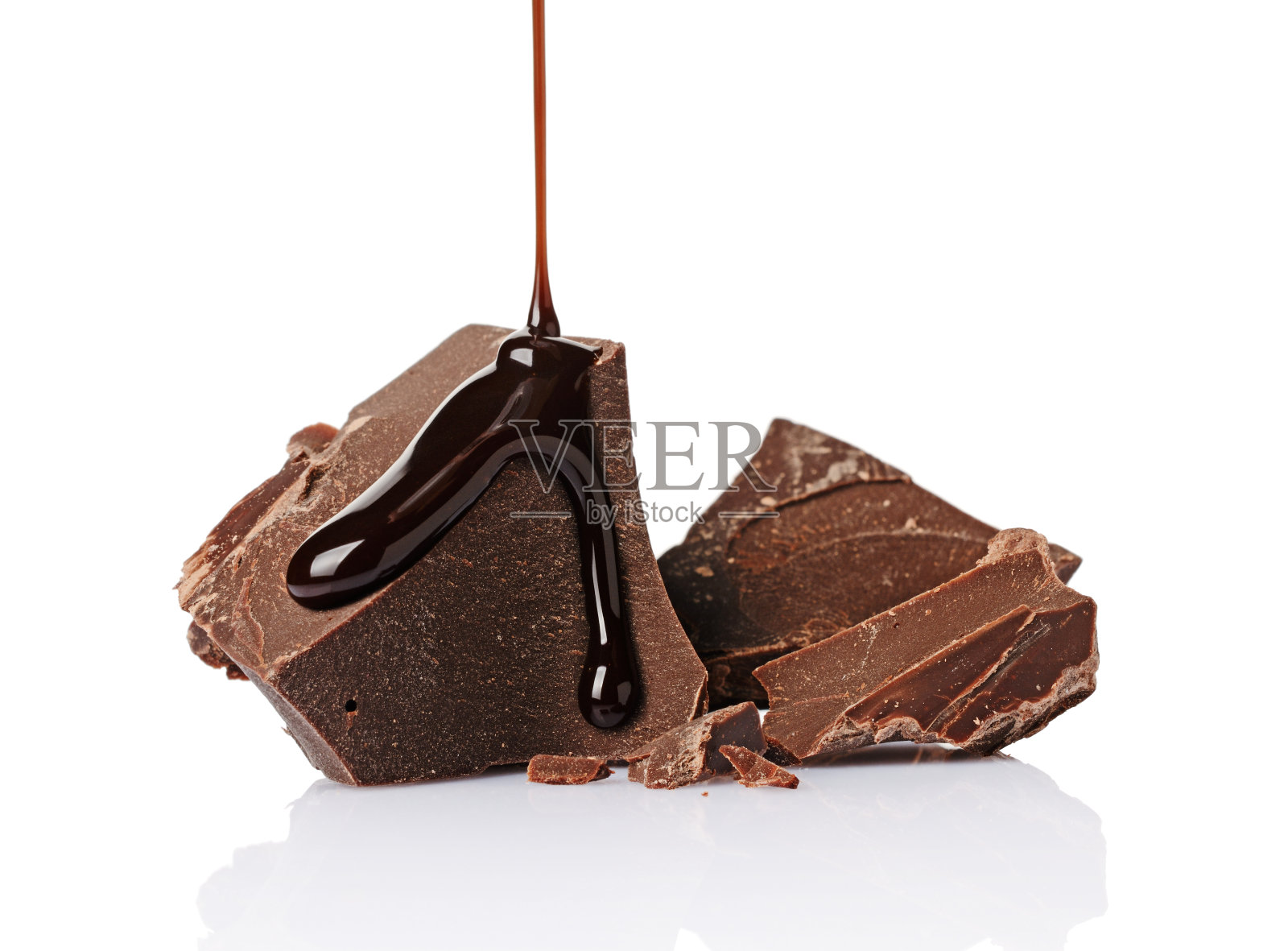 特写的黑巧克力块倒出了液体照片摄影图片