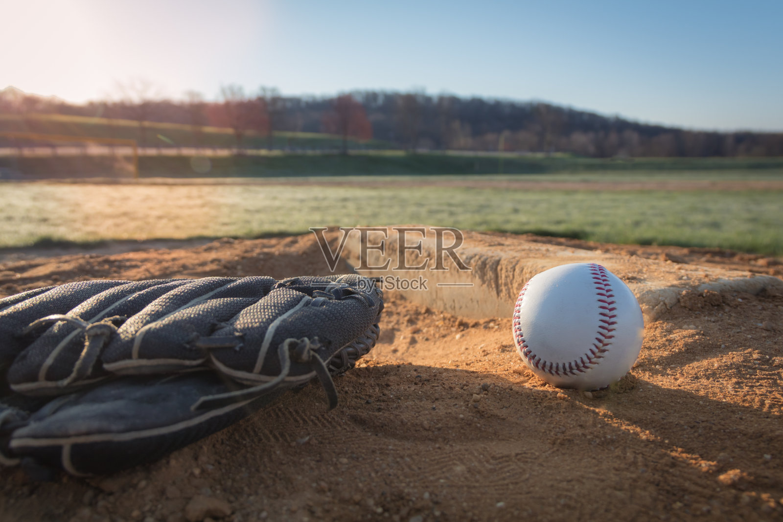 棒球手套和棒球在投手丘照片摄影图片