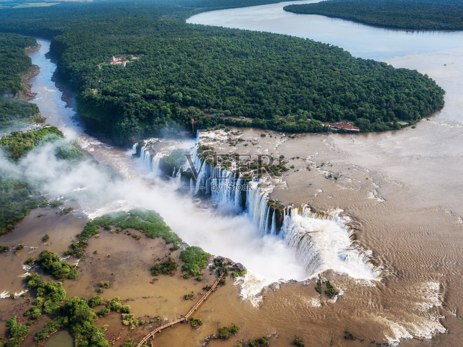伊瓜苏瀑布(伊瓜苏瀑布)在阿根廷和巴西边境，鸟瞰图照片摄影图片