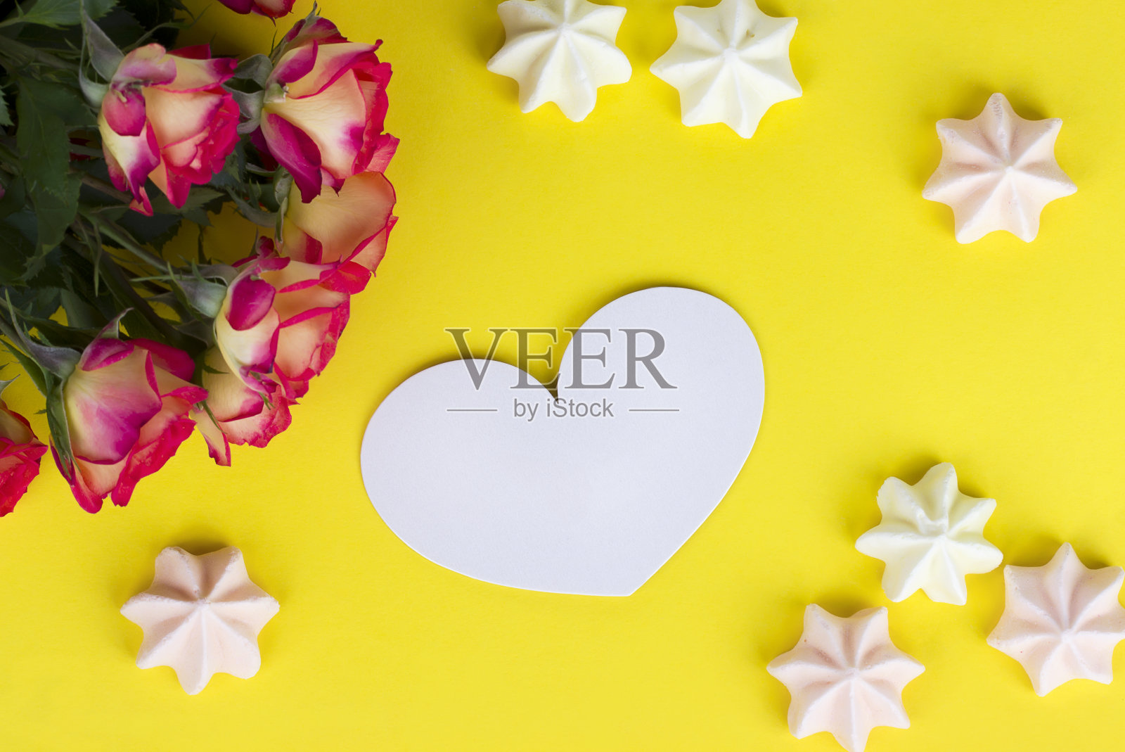 情人节贺卡玫瑰黄色背景白色心棉花糖。照片摄影图片