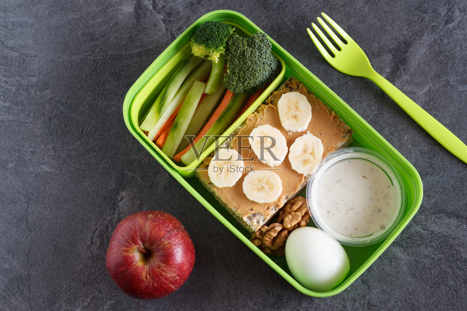 健康的蛋白质和蔬菜零食盒作为午餐照片摄影图片