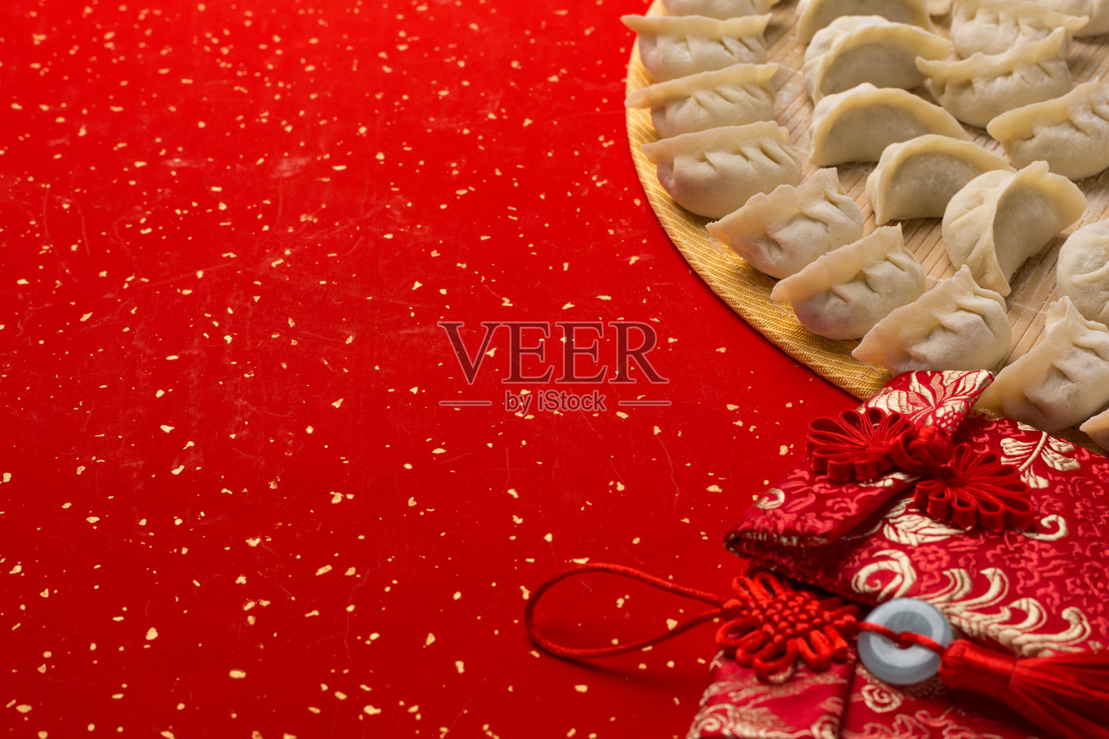 饺子和中国结在红色的纸与空白照片摄影图片