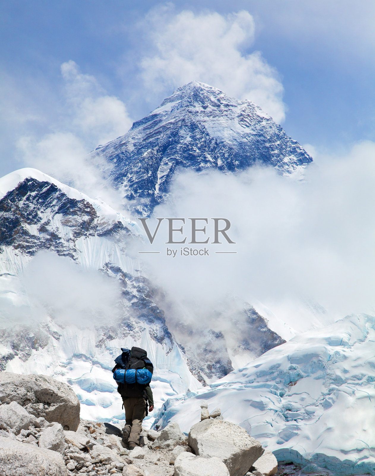 从卡拉帕特尔珠穆朗玛峰和游客冰斧照片摄影图片