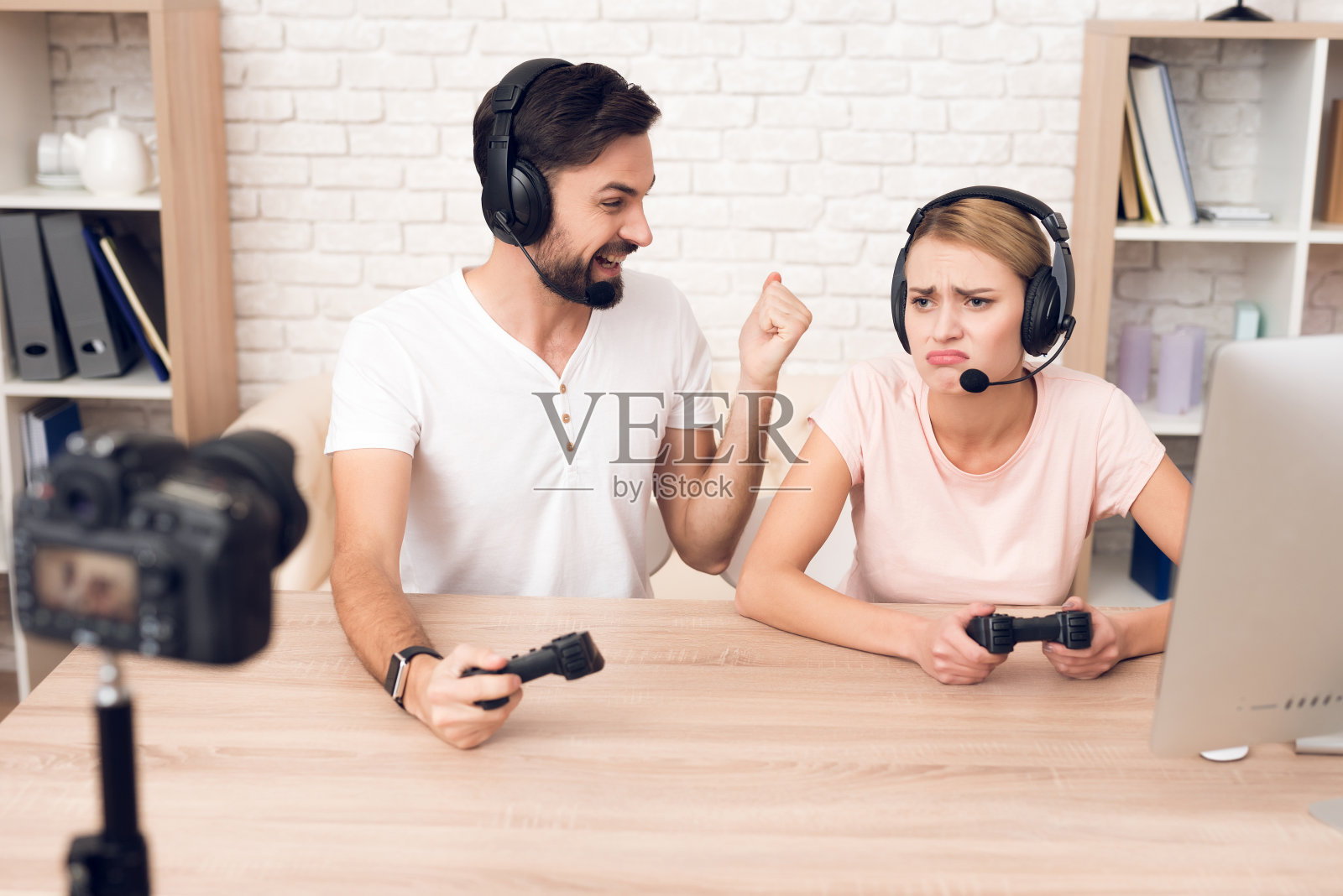 男人和女人的播客玩视频游戏。照片摄影图片
