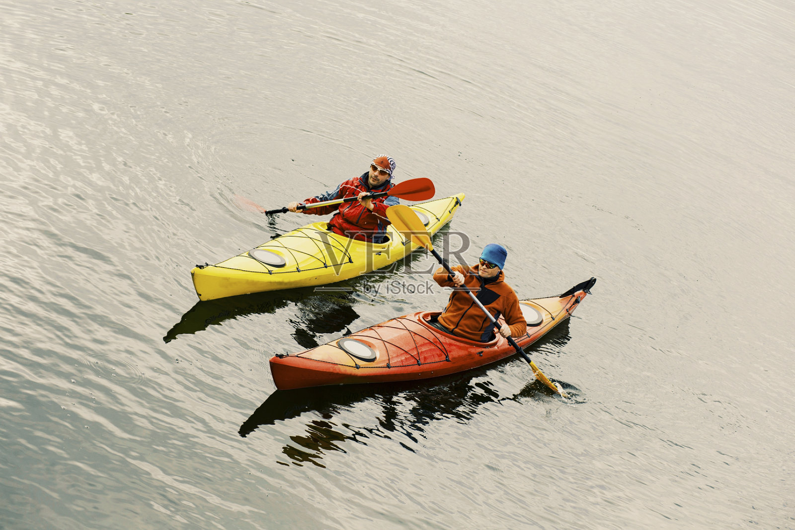 两个人沿河划皮艇。照片摄影图片